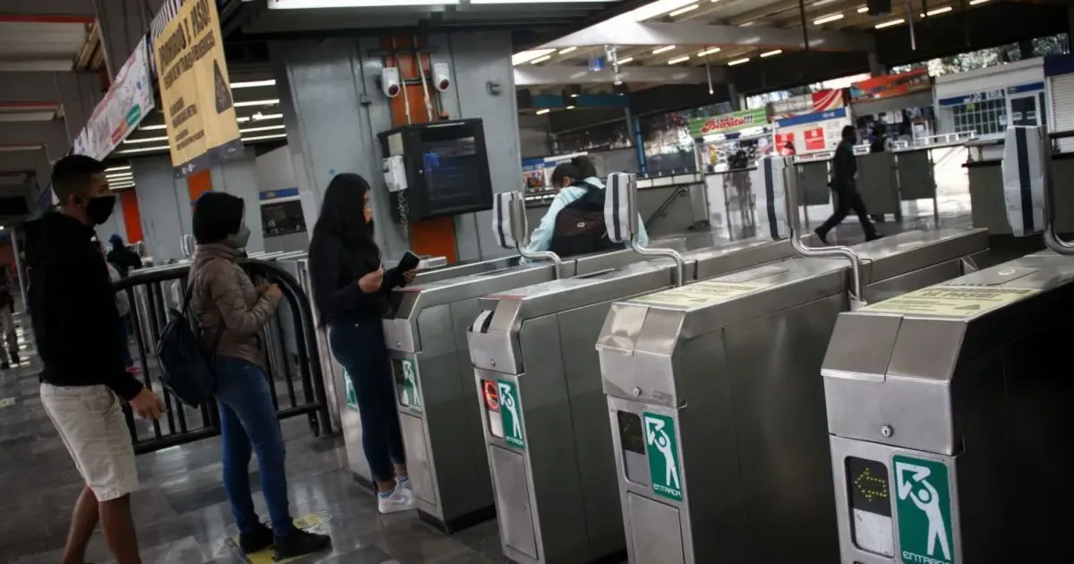 "La Jefa de Gobierno Claudia Sheinbaum anuncia la rehabilitación de la Línea 2 del Metro."