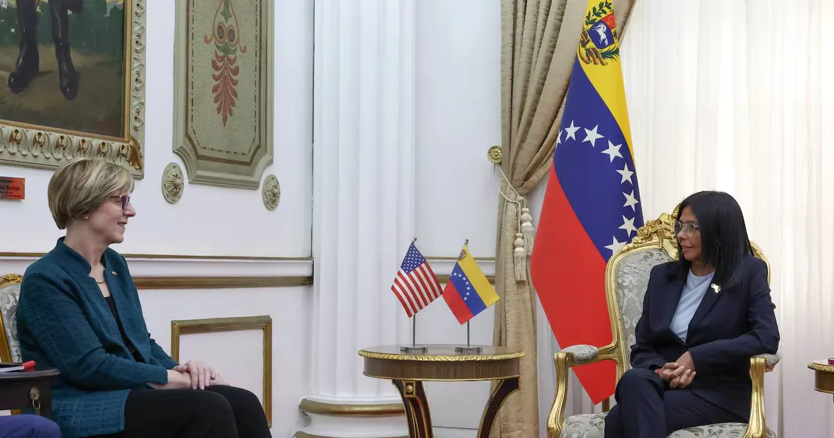 La jefa del régimen chavista, Delcy Rodríguez, durante la reunión en Caracas.