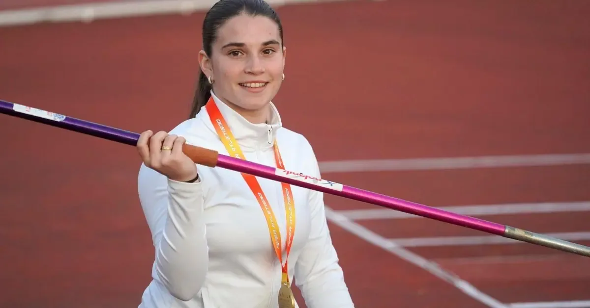 La joven atleta de 14 años destaca tras su impresionante lanzamiento de jabalina en el Campeonato de España.