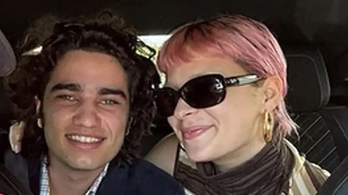 La joven pareja celebra su relación en el encantador País Vasco francés durante Semana Santa.