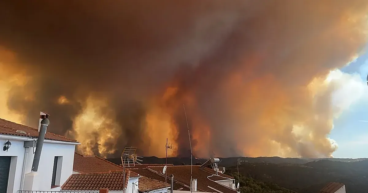 La Junta organiza esfuerzos para proteger comunidades en riesgo por el descontrol del fuego.