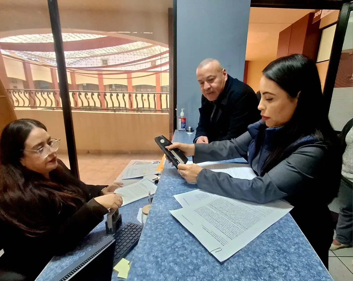 La líder del PAN en Rosarito, Jackie Valenzuela, presenta la denuncia.