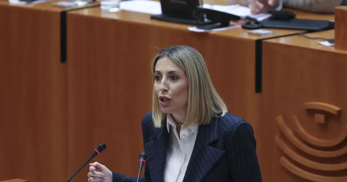 La líder del PP se convierte en presidenta tras un acuerdo con Vox.