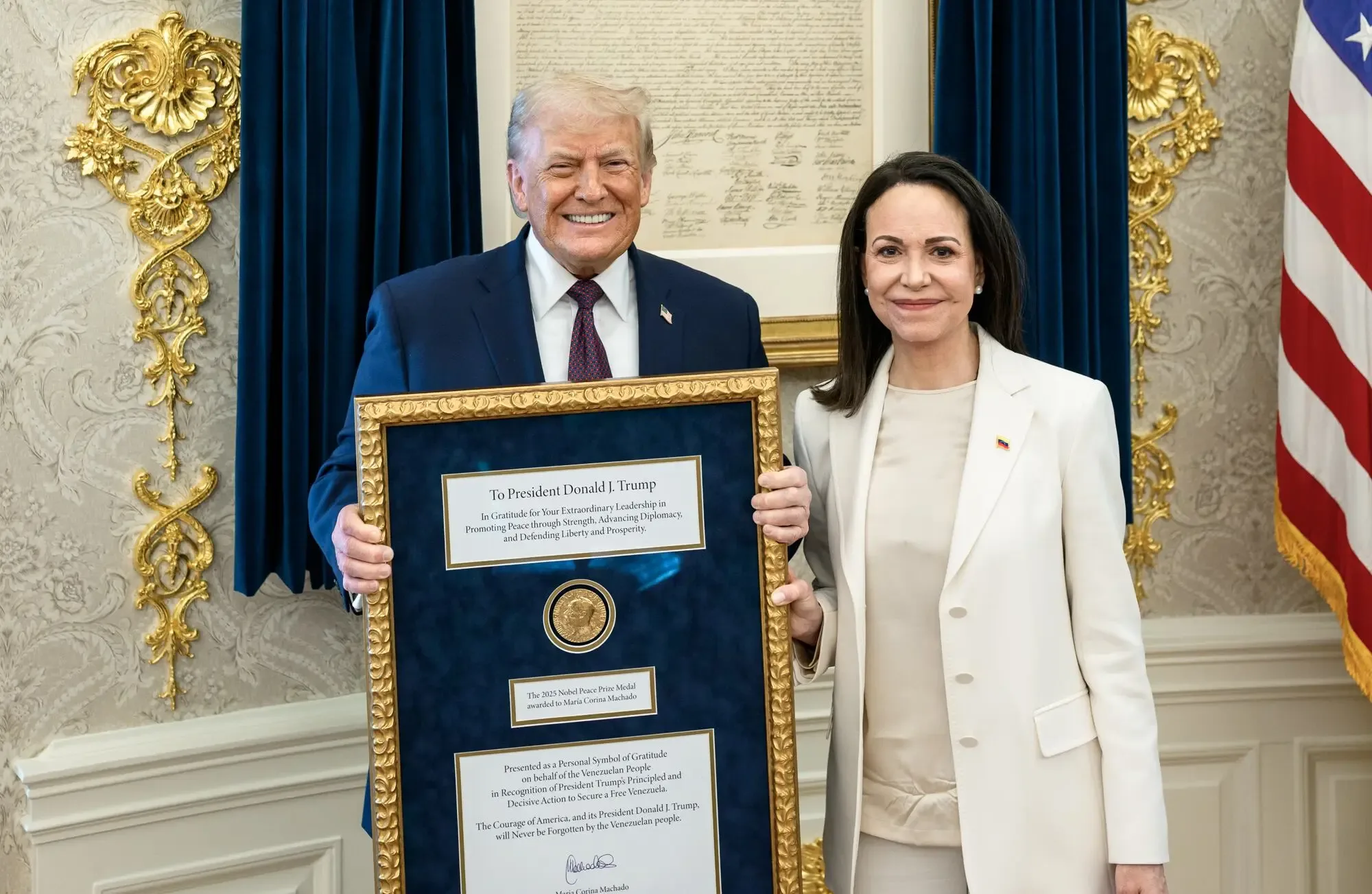 La líder opositora María Corina Machado entrega el Nobel a Donald Trump en la Oficina Oval.