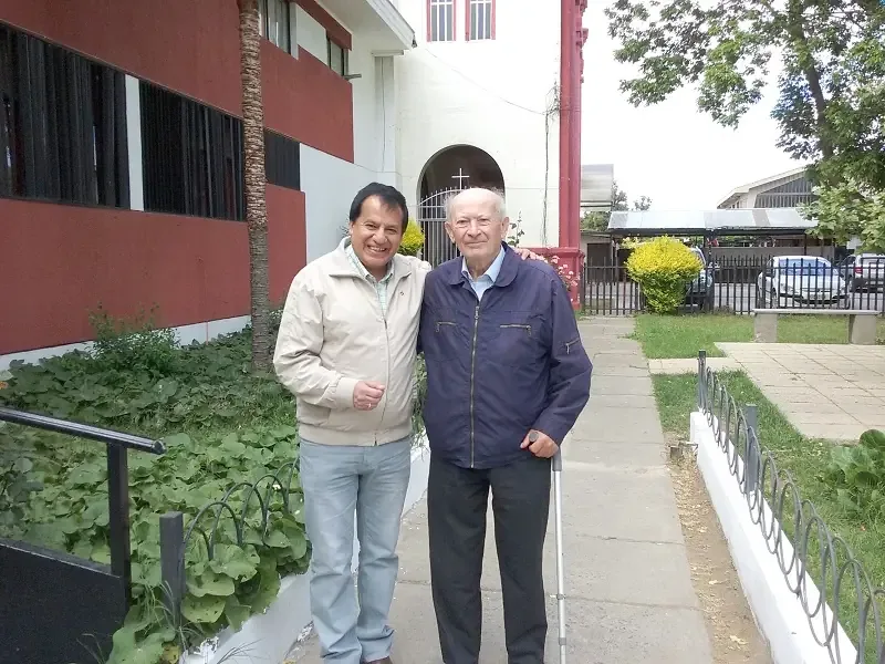 El impacto de un sacerdote en la comunidad a través del teatro.