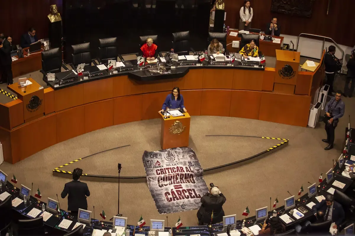 La iniciativa legislativa enfrenta oposición por su ambigüedad y posibles abusos hacia la libertad de expresión.