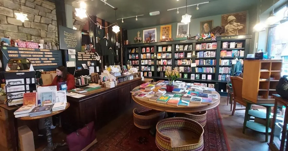 La librería Books On The Hill destaca por su ambiente acogedor y eventos literarios.