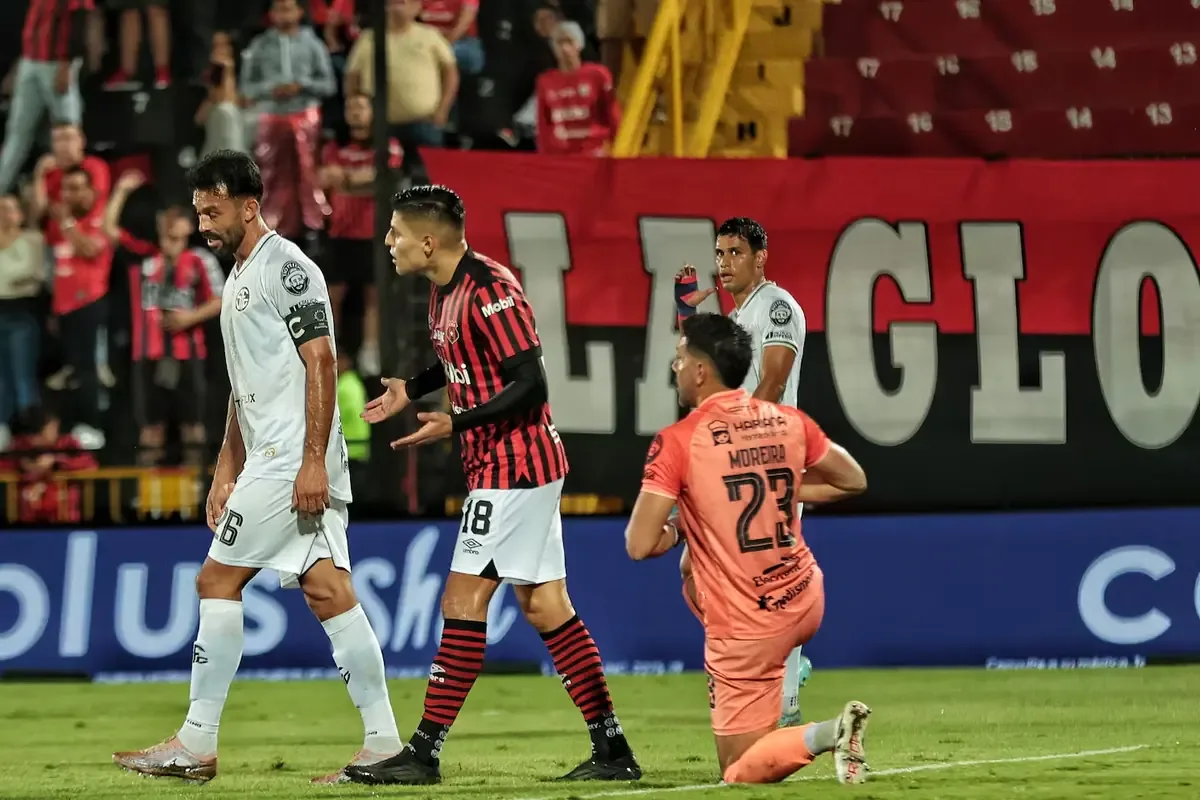 La Liga Deportiva Alajuelense sigue en crisis tras perder 1-2 en casa, lo que aumenta la presión en su próximo partido contra Saprissa.