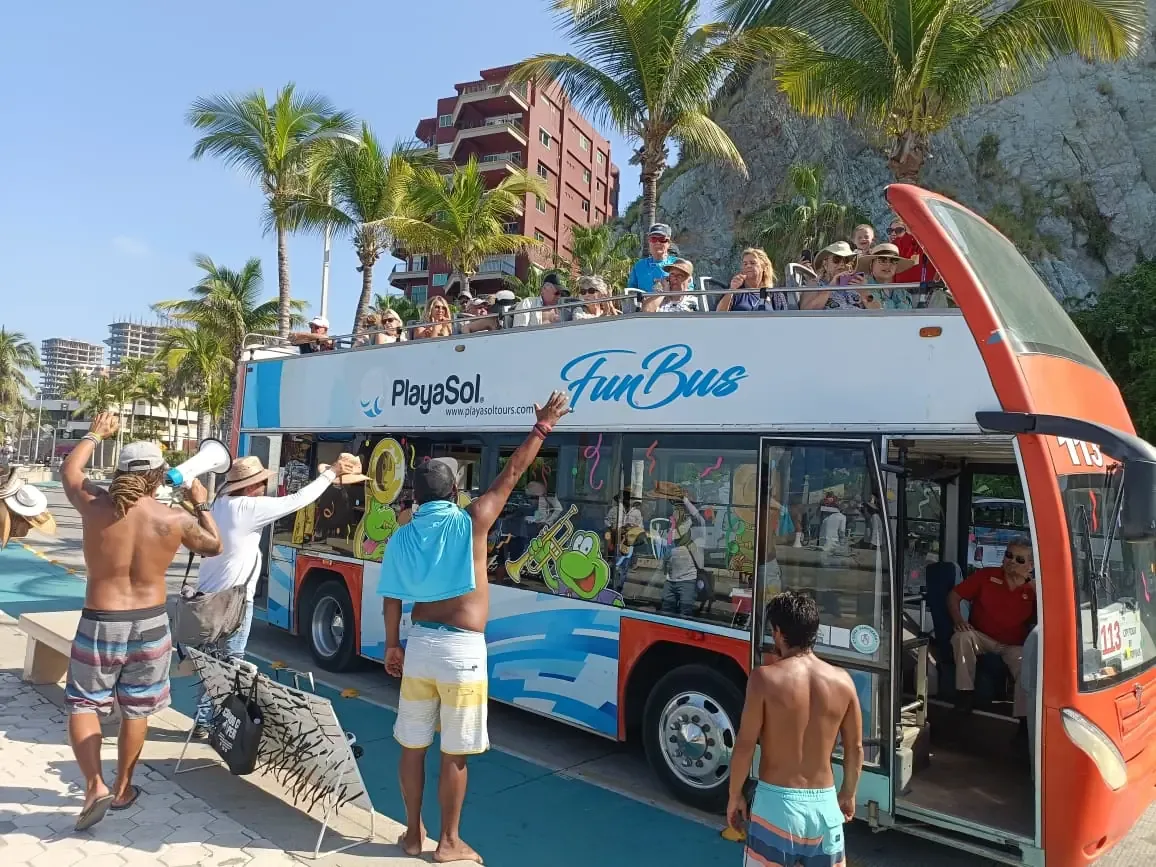 La llegada de turistas internacionales impulsa la economía local durante el Carnaval 2026.