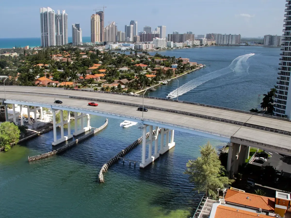 La llegada de ultrarricos a Miami crece, impulsada por la baja fiscalidad y el atractivo de la ciudad.