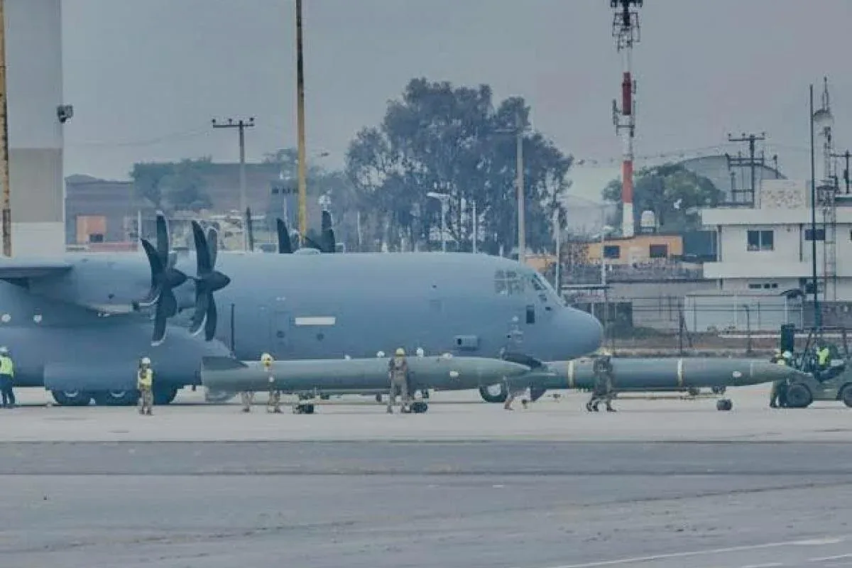 "La llegada del avión militar C-130J al Aeropuerto de Toluca el sábado."