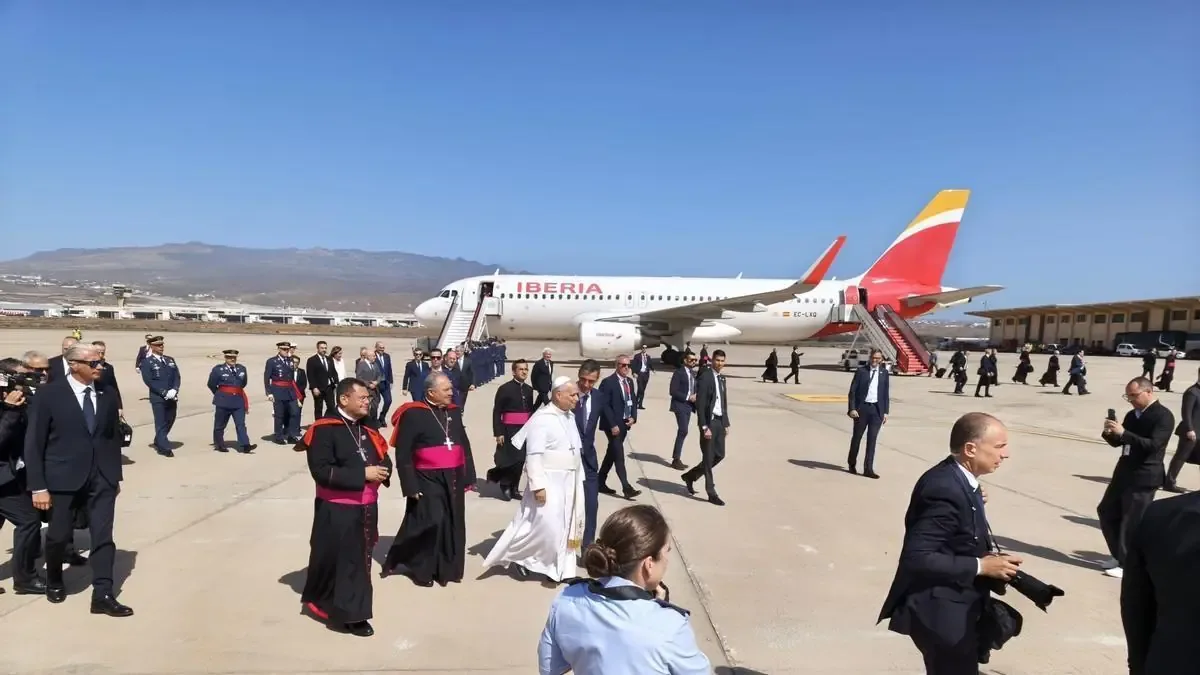 León XIV fue recibido por autoridades en su visita a Canarias, marcando un evento significativo para la región.