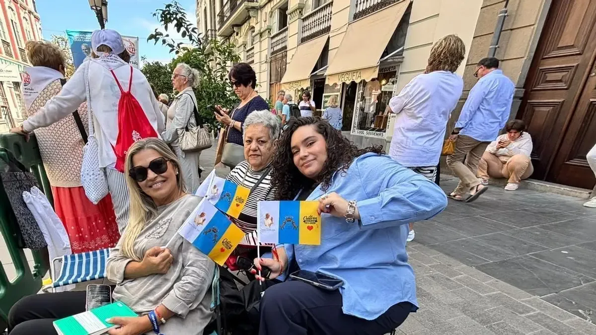 Cientos de fieles aguardan con entusiasmo en la Catedral de Santa Ana para vivir un evento histórico.