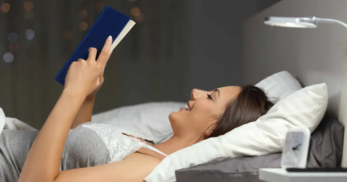 La lámpara recargable de Glocusent facilita la lectura nocturna sin molestar a otros.