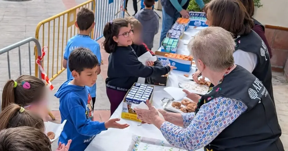 La localidad granadina refuerza la unión intergeneracional con una actividad cultural.