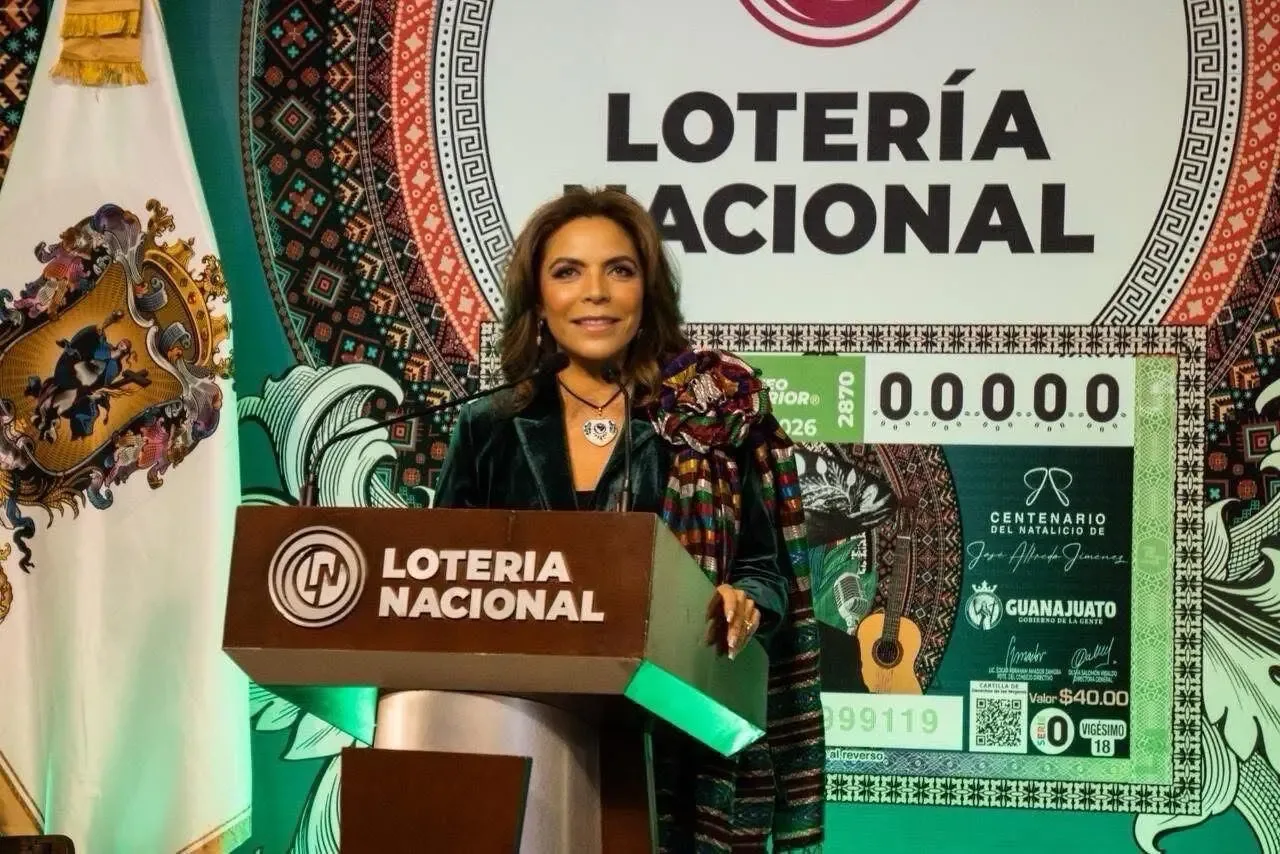 La Lotería Nacional rinde homenaje a José Alfredo Jiménez en la plaza de Dolores Hidalgo.