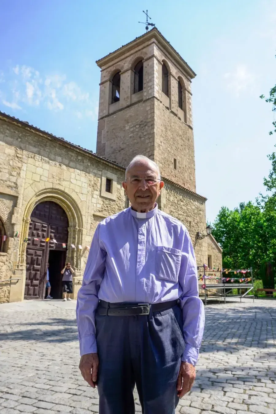 El sacerdote comparte su legado y reflexiones tras medio siglo de servicio.