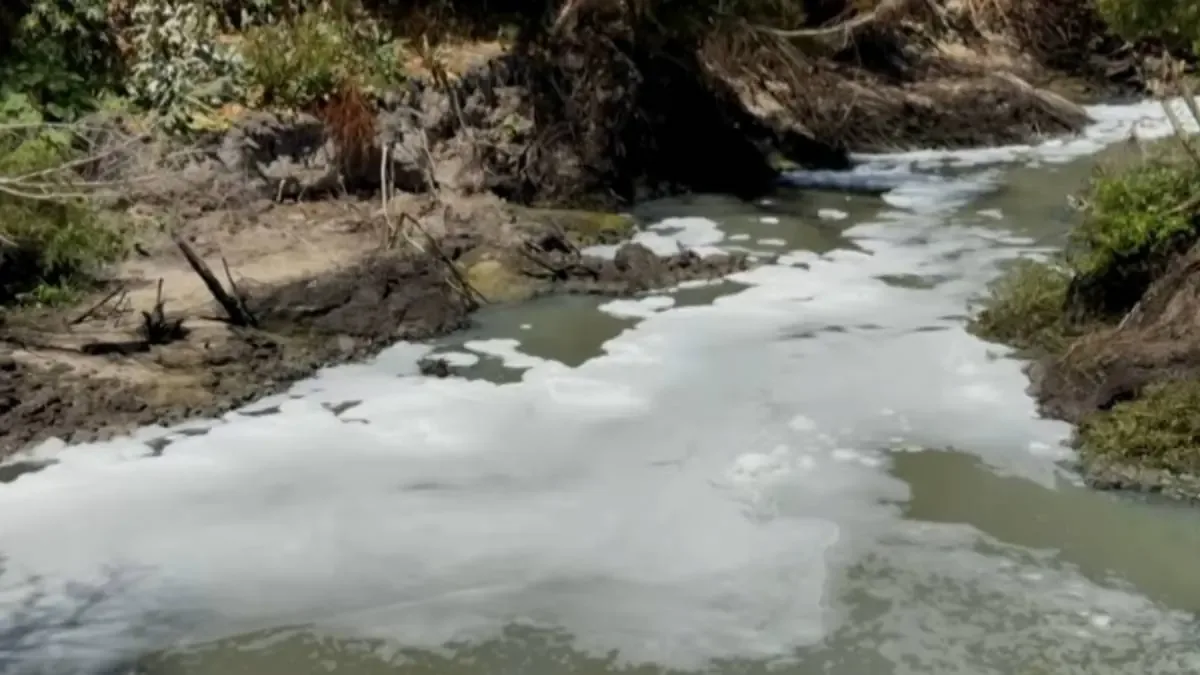 A pesar de inversiones importantes, la calidad del agua continúa deteriorándose, afectando a residentes y el medio ambiente.