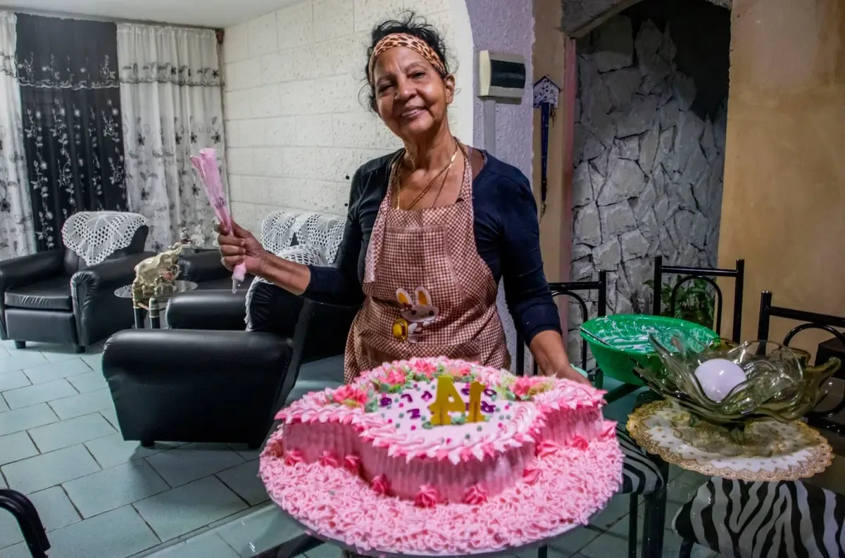 La lucha de dos mujeres cubanas refleja la fortaleza ante las adversidades del bloqueo económico.