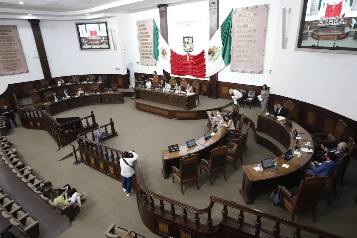 Esta elección estatal representa un desafío crucial para el PRI y Morena, reflejando la dinámica política en México.