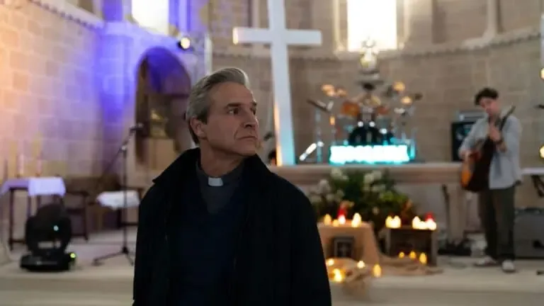 La película aborda la historia de un sacerdote y su oscuro pasado de abusos, planteando preguntas sobre la fe y la culpa.
