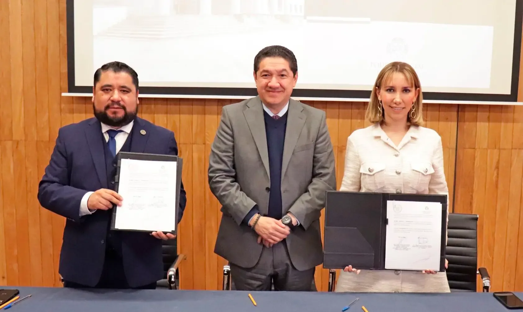 La magistrada presidenta Lizett Puebla Solórzano durante la firma del convenio en Morelia.