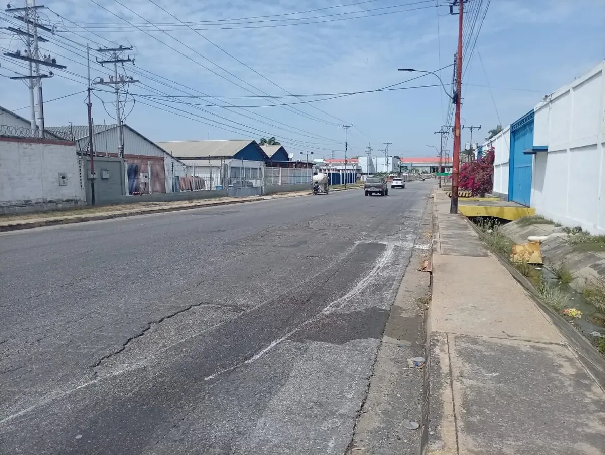 La mala condición del asfalto en la avenida pone en riesgo a los conductores.