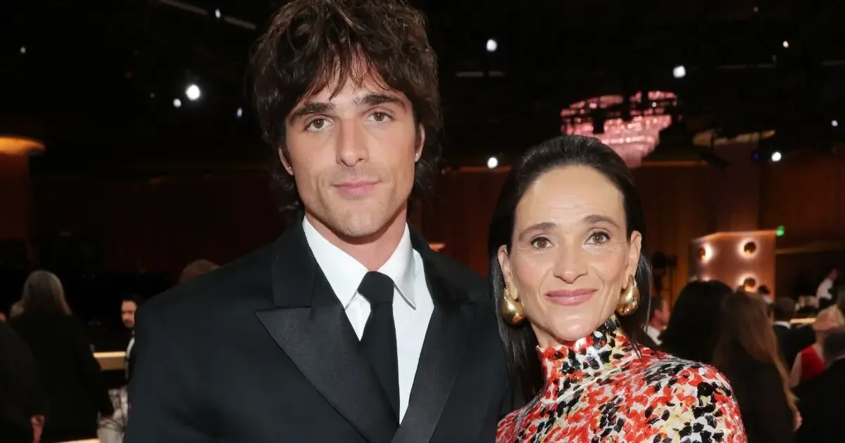 La mamá de Jacob Elordi, Melissa, se distrae mientras DiCaprio intenta saludarla.