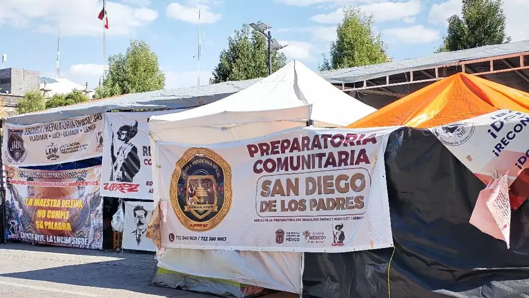 La manifestación de la UPREZ afecta el comercio y el transporte en el centro histórico de Toluca.