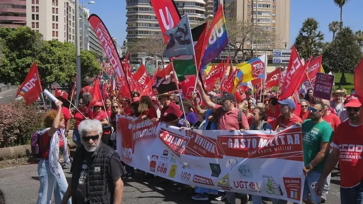 La manifestación del Primero de Mayo reunió a miles en Canarias para defender derechos laborales y rechazar la precariedad.