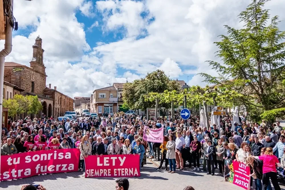 La manifestación fue motivada por la excarcelación de un menor asesino, generando exigencias de justicia.