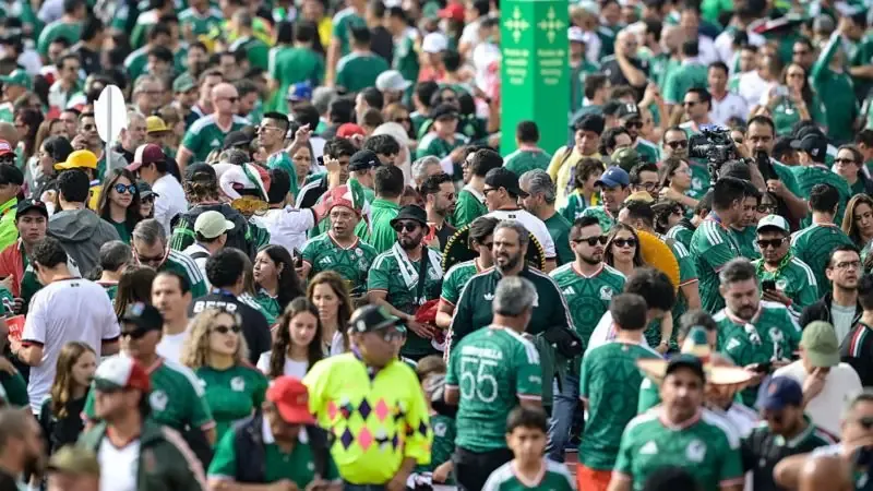 Cientos de aficionados celebran la inauguración del Mundial 2026 en México, a pesar de las protestas.