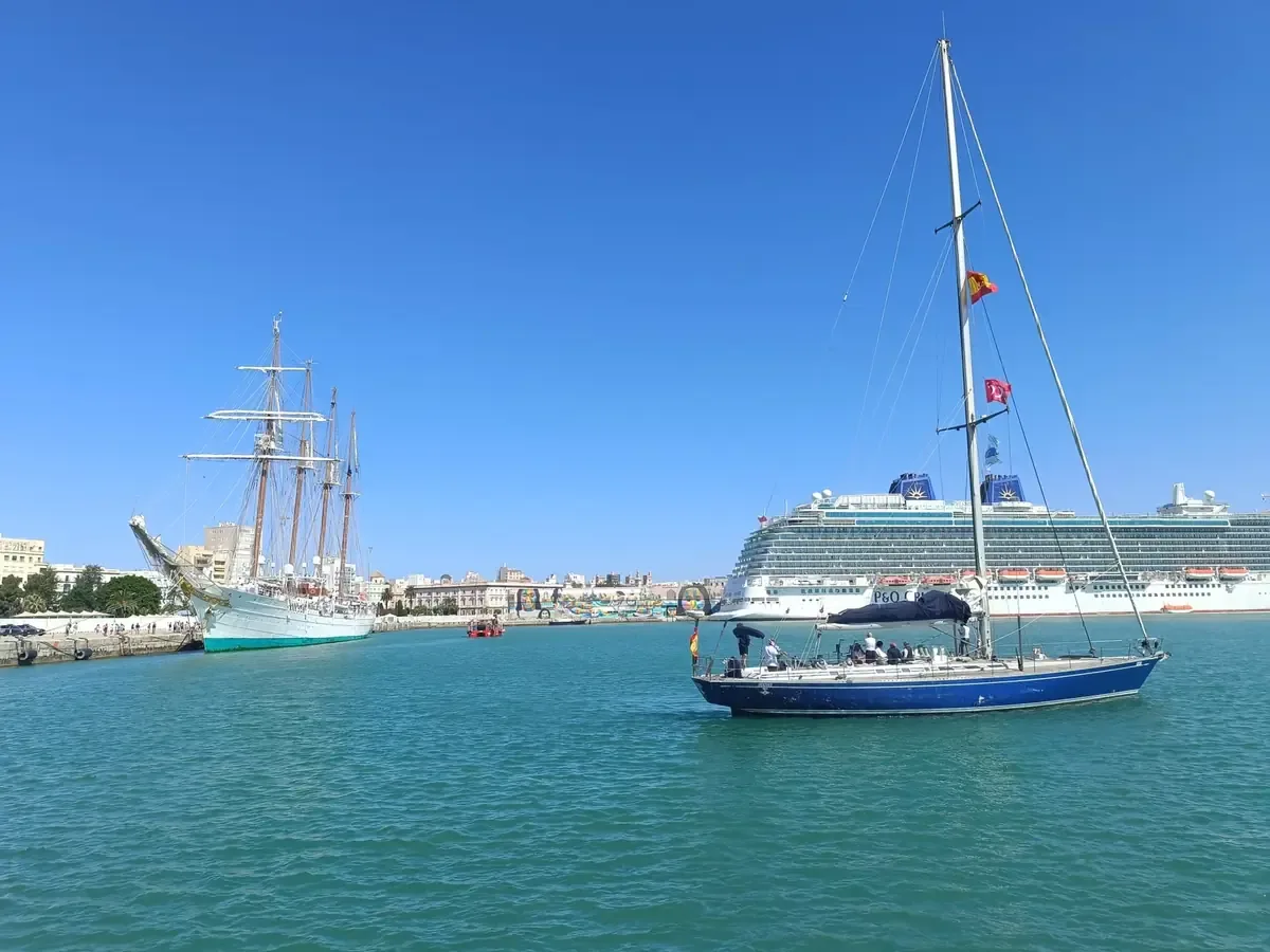 La Secretaría de Marina implementa un plan para mitigar el impacto del sargazo en el Caribe Mexicano.