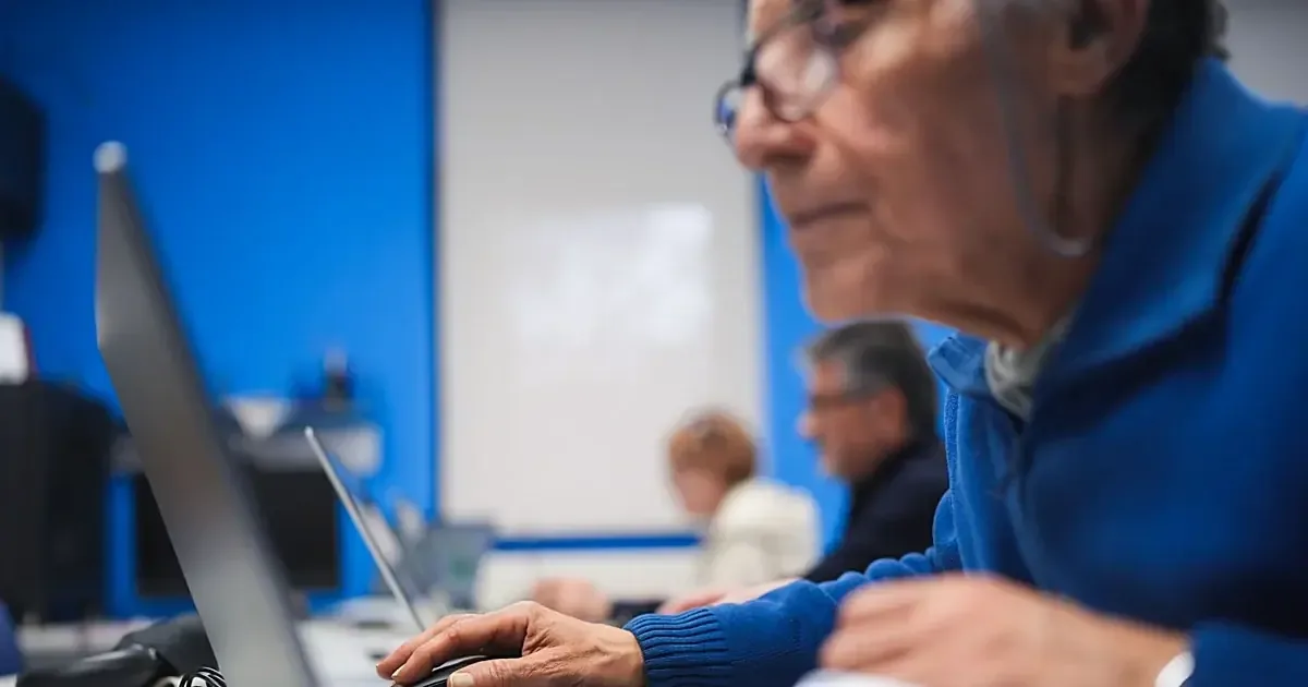 Un programa innovador busca combatir la soledad en ancianos mediante la tecnología y conexiones sociales.