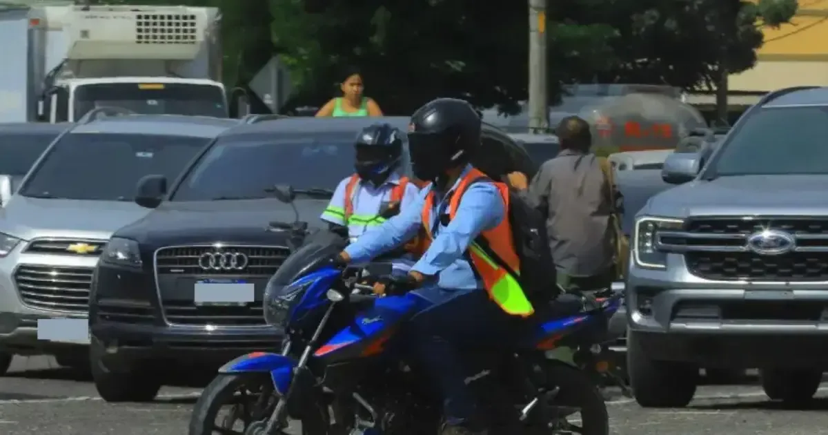 La medida busca reducir accidentes en motocicletas durante la noche en San Pedro Sula.
