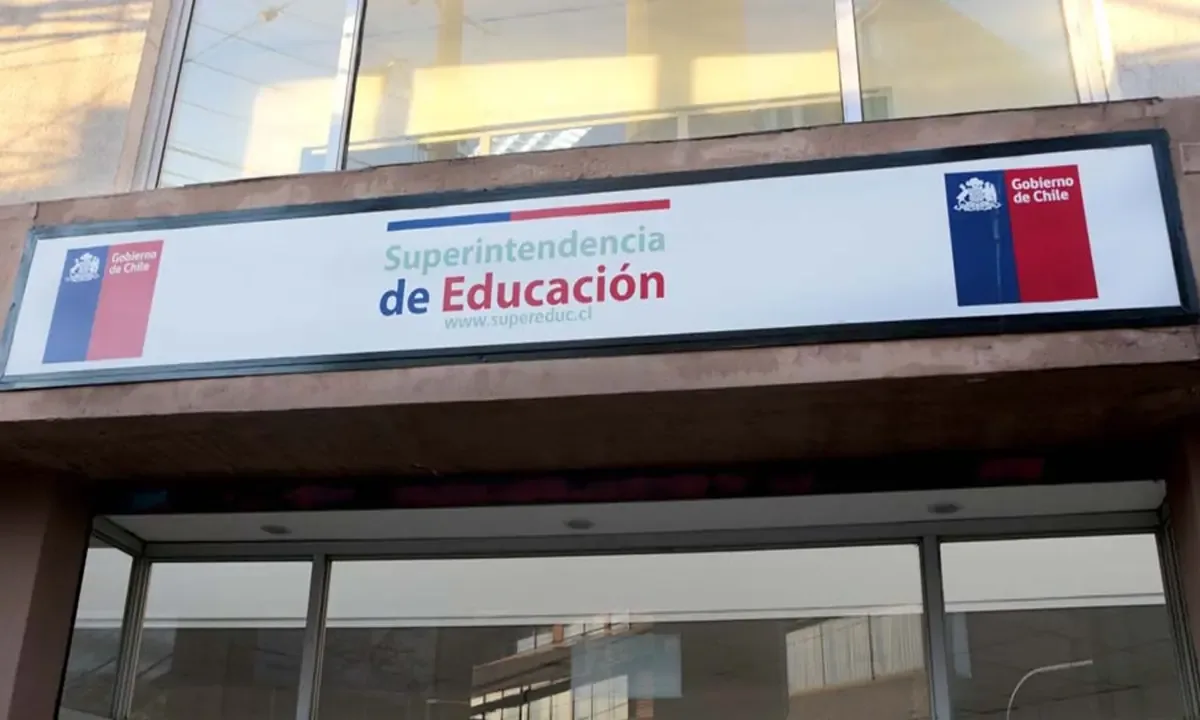 La medida busca reducir la carga administrativa y potenciar el rol pedagógico en escuelas chilenas.
