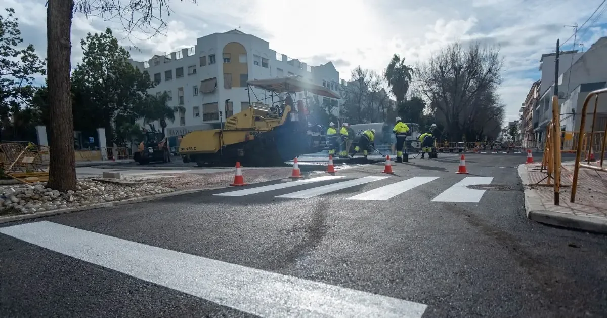 La mejora de la infraestructura urbana de San Pedro Alcántara avanza con la apertura de calles clave.