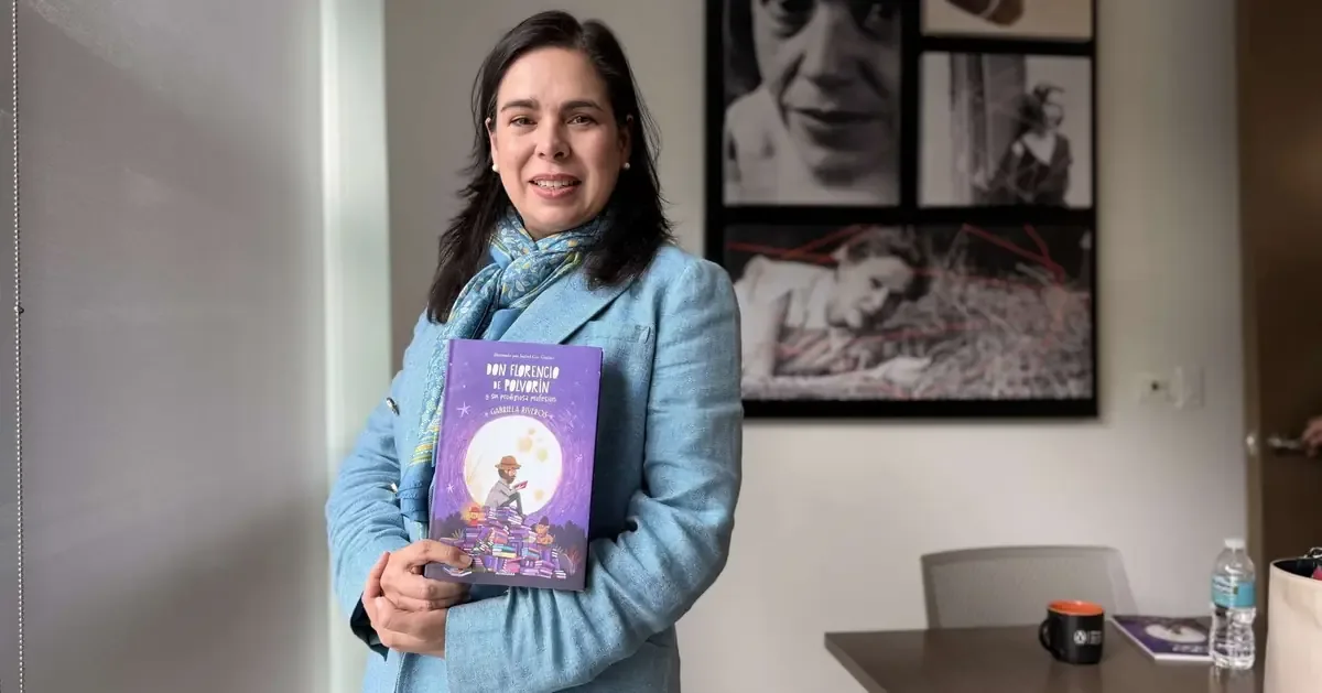 Gabriela Riveros transforma la historia de su padrino en un homenaje literario que destaca el amor por la lectura.