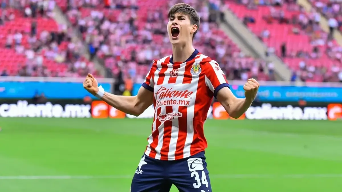 La meta del delantero de Chivas es convertirse en el primer jugador en lograrlo en toda la historia del club.