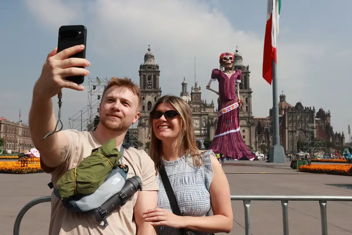 La celebración se transforma en un atractivo turístico que mezcla tradiciones y cultura popular.