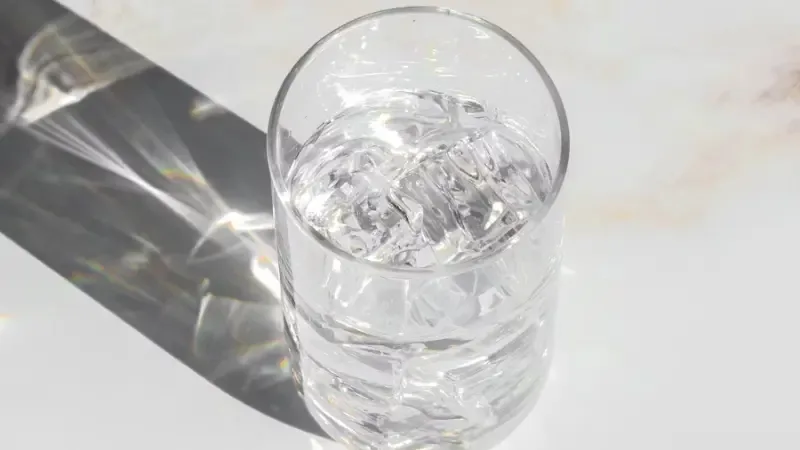 La mezcla de agua con sal presenta tanto beneficios como riesgos para la salud.