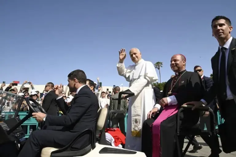 Eloy Santiago destaca la importancia de integrar a los migrantes en la comunidad durante encuentro con el Papa en Tenerife.