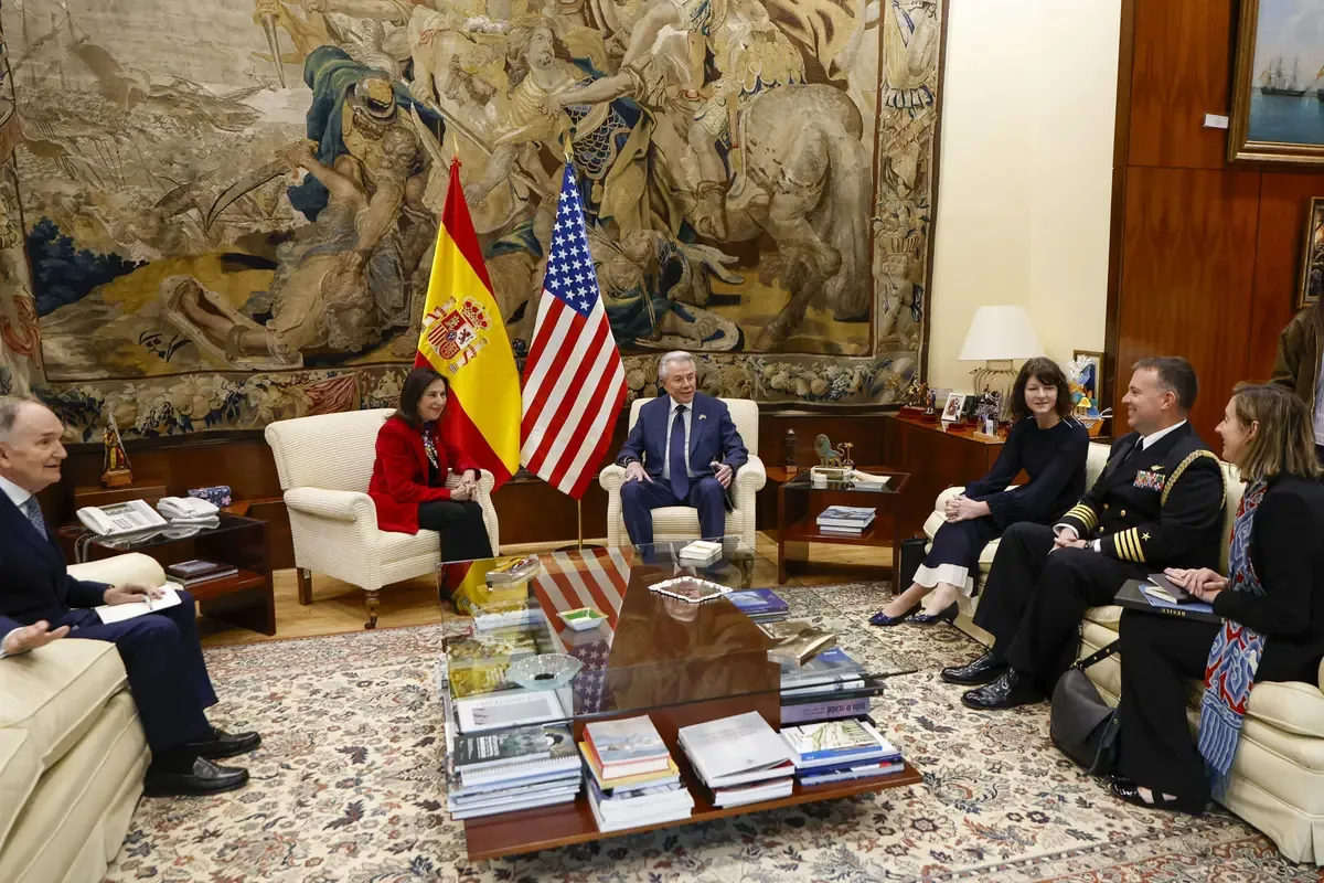La ministra de Defensa se reúne con Benjamín León en un contexto global convulso.