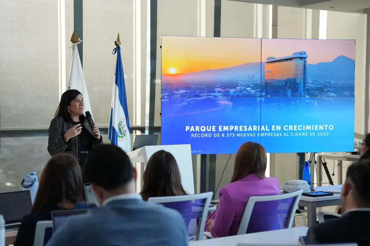 La ministra de Economía de El Salvador, Maria Luisa Hayem, impulsa el diálogo sobre innovación pública en el Tecnológico de Monterrey.