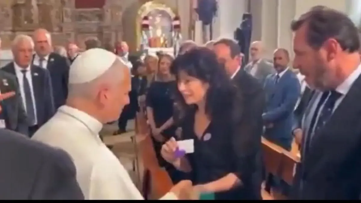 Ana Redondo le obsequió una mariposa morada en Barcelona, simbolizando la lucha contra la violencia vicaria.