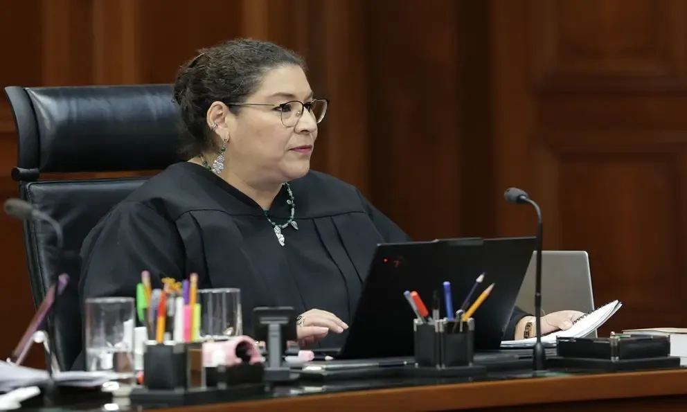 "La Ministra Lenia Batres tras el anuncio de la SCJN sobre el error en el contrato."