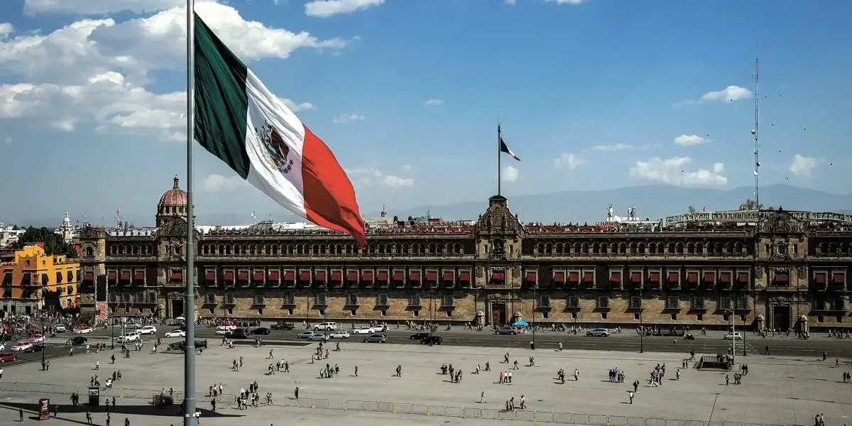 La mitad de los directores de empresas que operan en México restringen sus inversiones para 2026, según un estudio de PwC.