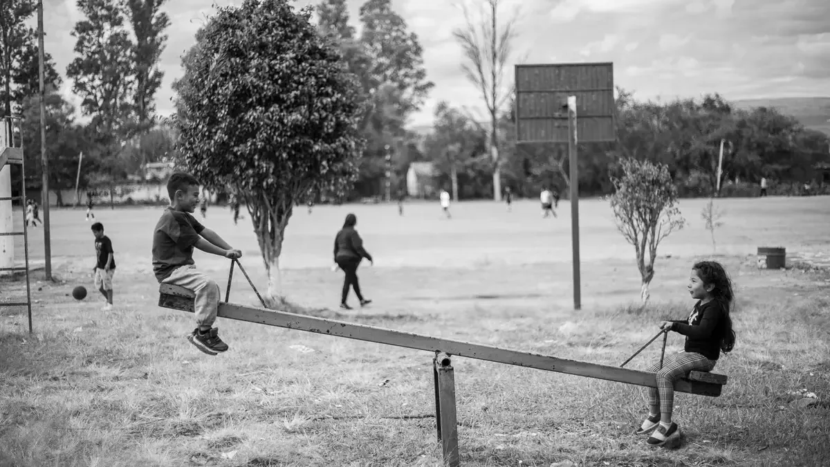 La infancia actual presenta mejoras en salud y derechos, pero enfrenta retos en juego y salud mental.