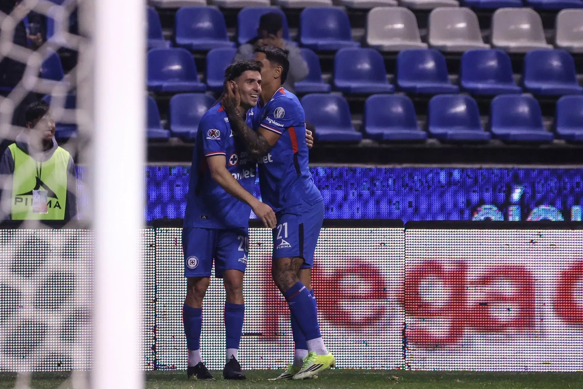 La Máquina Celeste celebra su victoria en el Estadio Cuauhtémoc.