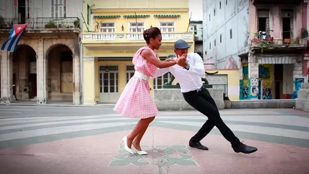 La rica tradición del son cubano refleja la identidad cultural de la isla.